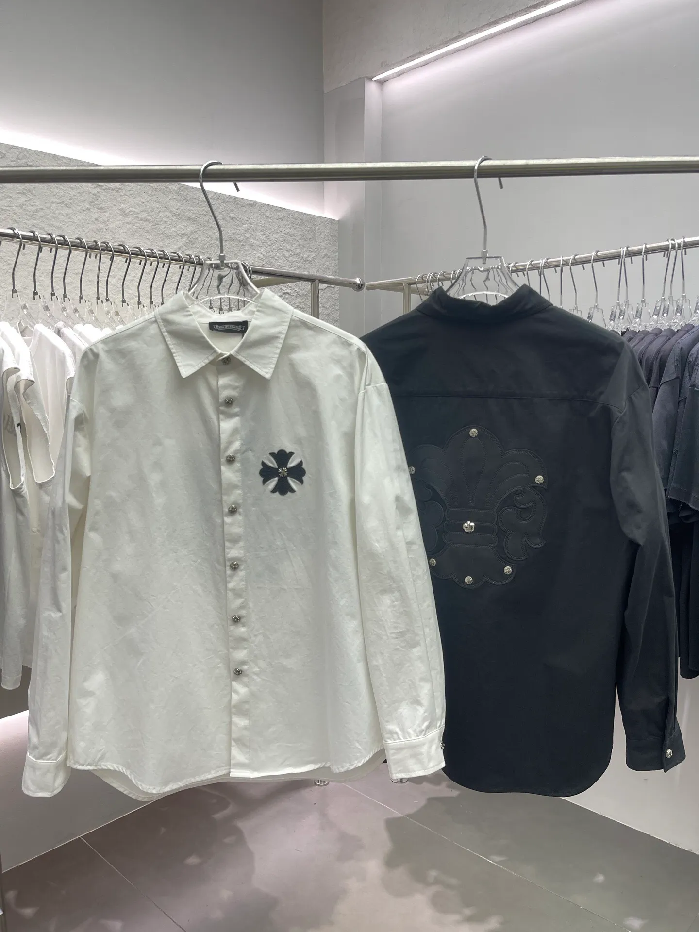 P500 💰Chrome Hearts leather cross leather embroidery shirt jacket! OS version can be worn by both men and women! The fabric is made of twill gauze cotton fabric! The texture is clear and smooth, not easy to wrinkle or fade! The embroidery process is complex and repetitive, and the requirements for the embroidery machine are very strict. The distance is always 45 centimeters! It won’t work if the spacing is too big, and it won’t work if it’s too small! The hardware is all carved and cast. This piece of clothing consumes a lot of material. More than 3 meters of material is used for one piece of clothing! After the garment is made, it needs to be fixed at high temperature, washed at a water temperature of more than 70 degrees, and softened by adding softener to make the upper body softer and smoother!   Color: black white Size: m-3xl Style number: 5878